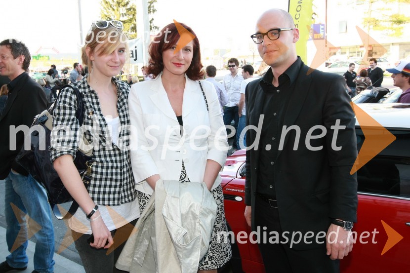 Blanka Malgaj, soproga Andreja Malgaja, lastnika avtohiše Malgaj s hčerko Moniko in Miha Ažman, generalni direktor BMW SlovenijaMINI Cabrio, predstavitev