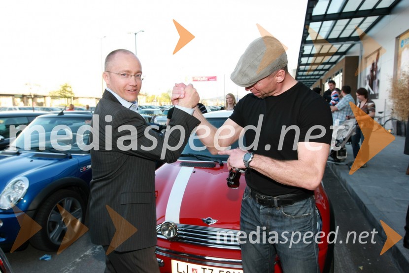 Tadej Sax, vodja programov BMW in Mini pri Avto Malgaj in Miran Stanovnik, motoristMINI Cabrio, predstavitev