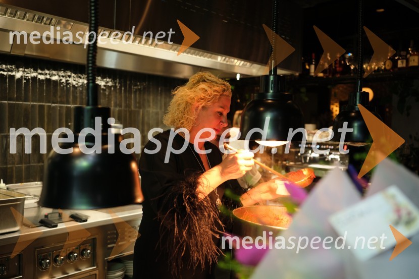  Ana Roš Stojan, kuharska mojstrica in najboljša chefinja na svetu po izboru akademije The World's 50 Best Restaurants ter direktorica Hiše FrankoOtvoritev AS Boutique hotela & restavracije Jaz by Ana Roš