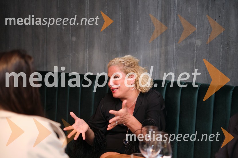  Ana Roš Stojan, kuharska mojstrica in najboljša chefinja na svetu po izboru akademije The World's 50 Best Restaurants ter direktorica Hiše FrankoOtvoritev AS Boutique hotela & restavracije Jaz by Ana Roš