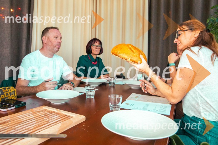  Marko Pulko,  izvršni direktor, Lesaffre Slovenija;  Mirjam Kavčič, direktorica Lesaffre Slovenija;  Urška Fartelj, avtorica kuharskega bloga, pisateljicaNaj Fala kruh 2023