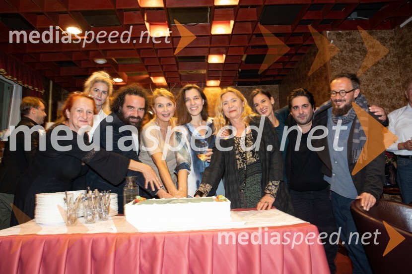  Marinka Poštrak, dramaturginja, Prešernovo gledališče Kranj;  ... ;   Jure Novak, režiser, direktor, Prešernovo gledališče Kranj;  Darja Reichman, igralka;  Tina Resman, igralka;  Vesna  Jevnikar, igralka;  Lada Petrovski Ternovšek, plesalka;  Branko Mrak, pozavnist;  Leon Vidmar, scenografPredsednice, premiera, Prešernovo gledališče Kranj