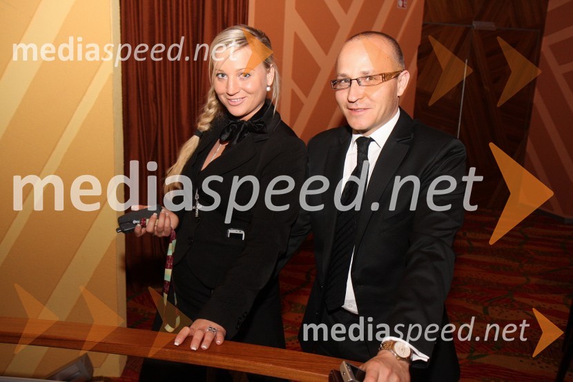 Nika Marolt, organizatorka zabavnega programa v igralniško-zabaviščnem centru Mond in Gregor Jeza, predsednik uprave Hit Šentilj d.d.Daniela, koncert v Casino Mond
