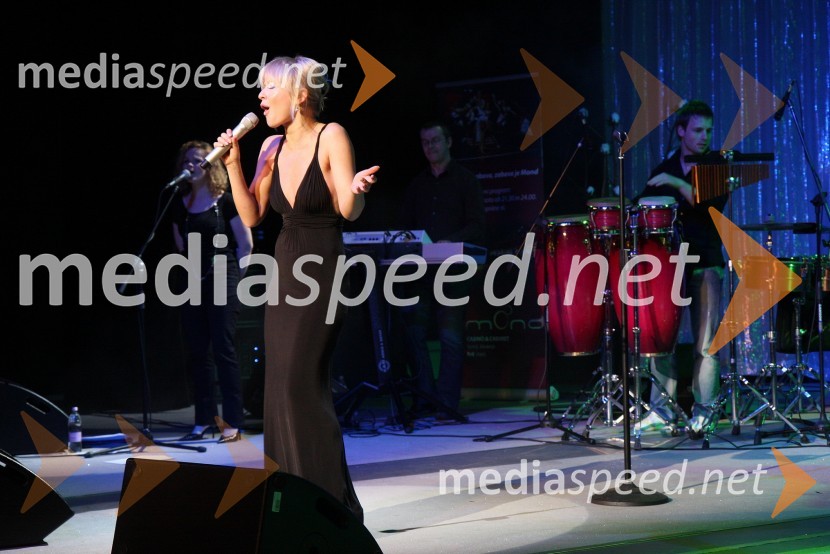 Daniela, hrvaška pevka s spremljevalno skupinoDaniela, koncert v Casino Mond