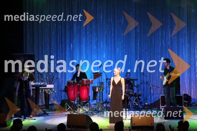 Daniela, hrvaška pevka s spremljevalno skupinoDaniela, koncert v Casino Mond