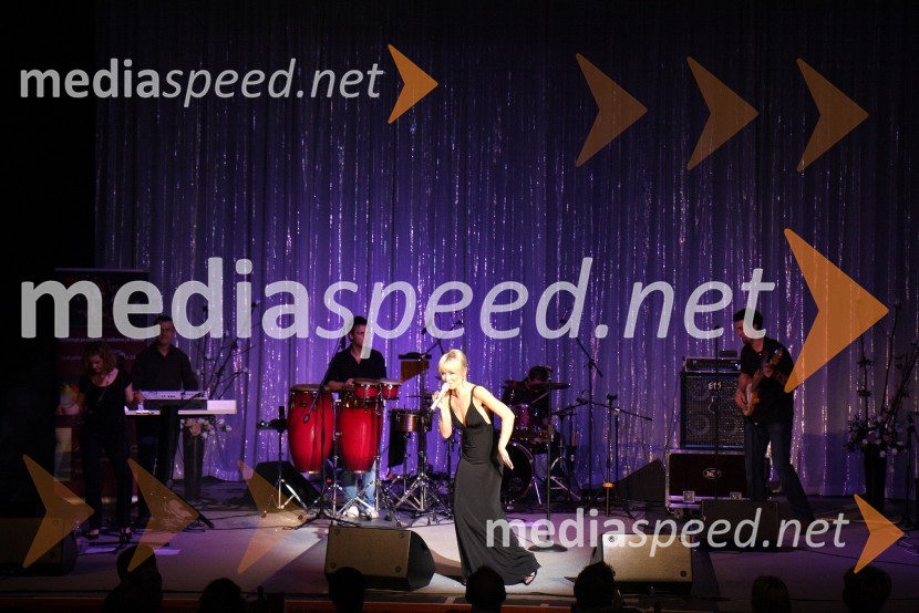 Daniela, hrvaška pevka s spremljevalno skupinoDaniela, koncert v Casino Mond