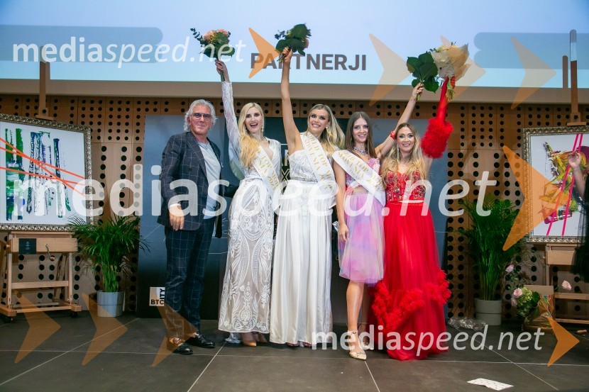  Fiore Tondi, Wordl Top Model;  Anita Švajger, 1. spremljevalka World Top Model Slovenija 2023;  Valentina Vatovci, World Top Model Slovenia 2023;  Nina Vinšek, The Look World Top Model 2023;  Kaly Kolonič, voditeljica, lastnica licence World Top Model Slovenia in lastnica PR Agencije EkskluzivnoWorld Top Model Slovenija 2023