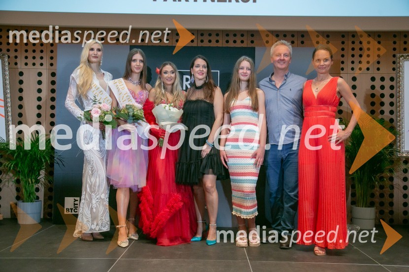 Anita Švajger, 1. spremljevalka World Top Model Slovenija 2023;  Nina Vinšek, The Look World Top Model 2023;  Kaly Kolonič, voditeljica, lastnica licence World Top Model Slovenia in lastnica PR Agencije Ekskluzivno;  ... ;  ... ;  ... ;  ... World Top Model Slovenija 2023