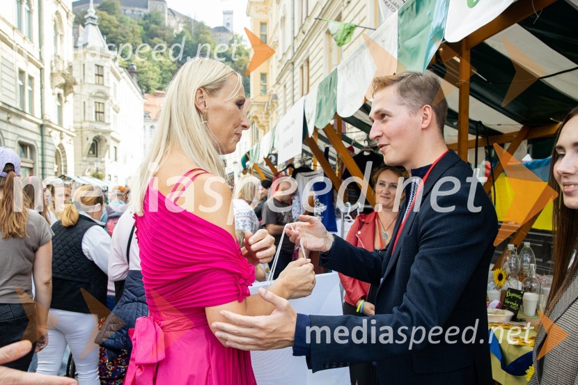 Dobrodelni bazar Mednarodnega združenja žensk - Sila