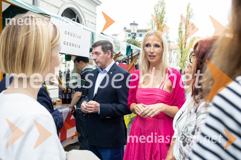 Dobrodelni bazar Mednarodnega združenja žensk - Sila