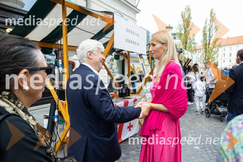 Dobrodelni bazar Mednarodnega združenja žensk - Sila