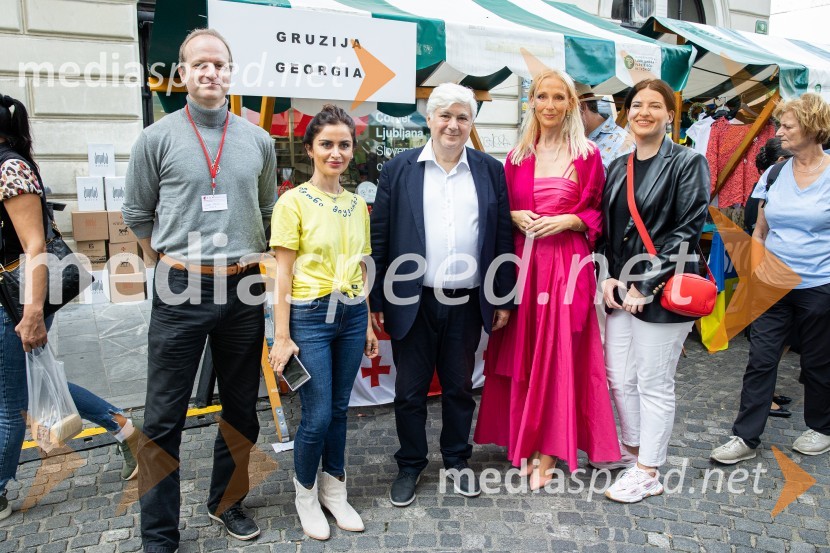 Dobrodelni bazar Mednarodnega združenja žensk - Sila