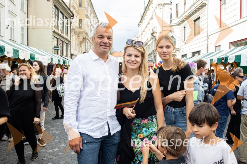 Dobrodelni bazar Mednarodnega združenja žensk - Sila