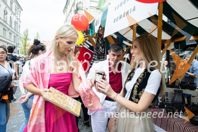 Dobrodelni bazar Mednarodnega združenja žensk - Sila