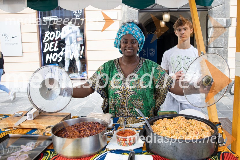 Dobrodelni bazar Mednarodnega združenja žensk - Sila
