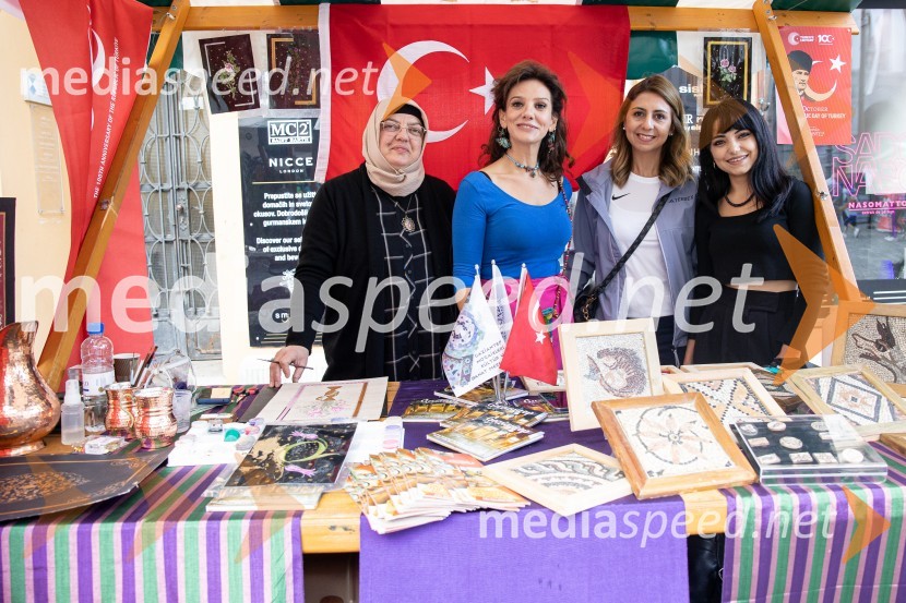 Dobrodelni bazar Mednarodnega združenja žensk - Sila