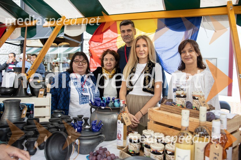 Dobrodelni bazar Mednarodnega združenja žensk - Sila
