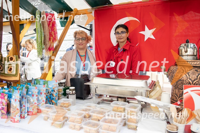 Dobrodelni bazar Mednarodnega združenja žensk - Sila