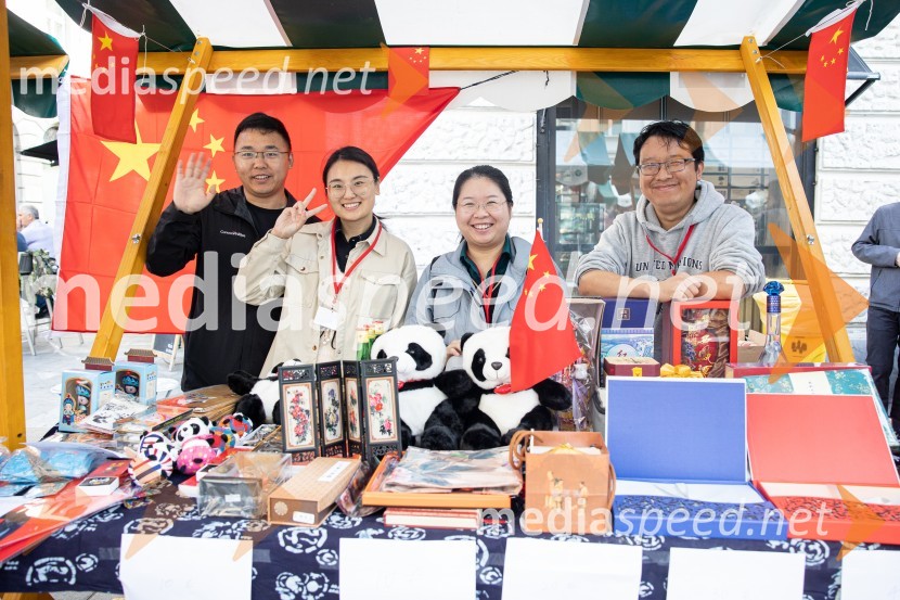 Dobrodelni bazar Mednarodnega združenja žensk - Sila