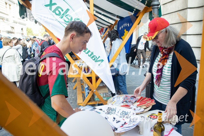 Dobrodelni bazar Mednarodnega združenja žensk - Sila