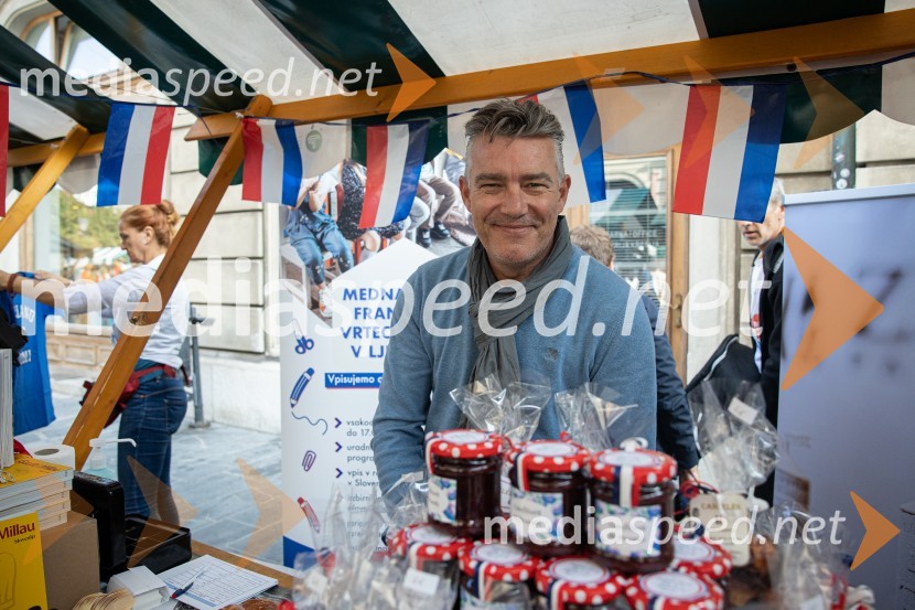 Dobrodelni bazar Mednarodnega združenja žensk - Sila