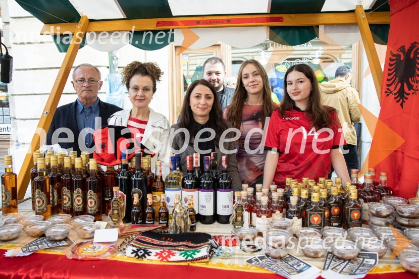 Dobrodelni bazar Mednarodnega združenja žensk - Sila