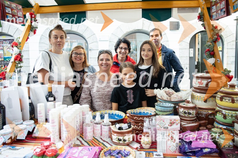 Dobrodelni bazar Mednarodnega združenja žensk - Sila