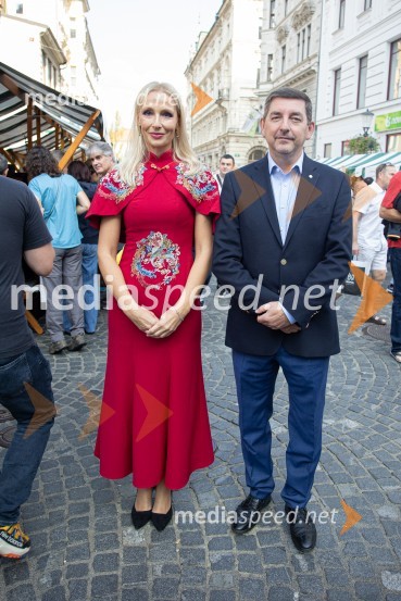  Lali Sladjana Ilic, predsednica, društvo SILA IWCL - International Women's Club Ljubljana; dr. Aleš Musar, lastnik Ruske dačeDobrodelni bazar Mednarodnega združenja žensk - Sila