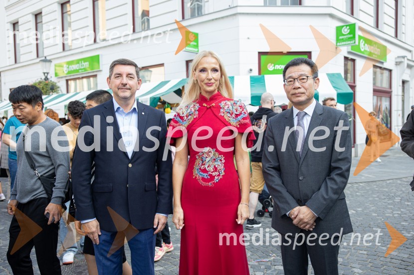 dr. Aleš Musar, lastnik Ruske dače;  Lali Sladjana Ilic, predsednica, društvo SILA IWCL - International Women's Club Ljubljana;  ... Dobrodelni bazar Mednarodnega združenja žensk - Sila