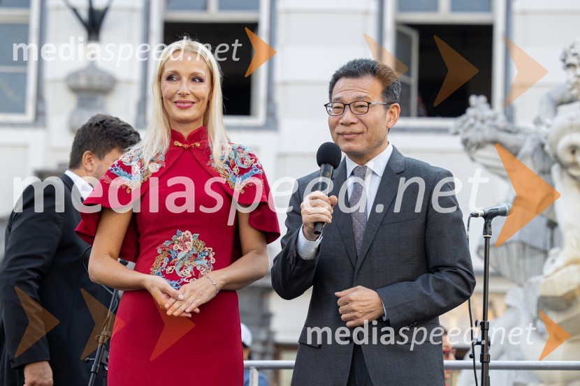  Lali Sladjana Ilic, predsednica, društvo SILA IWCL - International Women's Club Ljubljana;  ... Dobrodelni bazar Mednarodnega združenja žensk - Sila