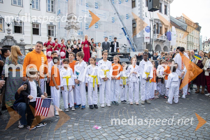 Dobrodelni bazar Mednarodnega združenja žensk - Sila