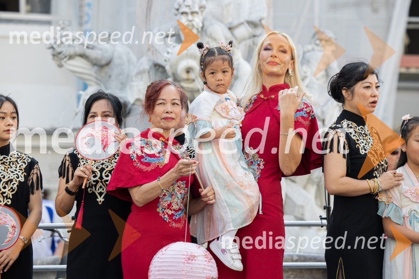  ... ;  ... ;  ... ;  Lali Sladjana Ilic, predsednica, društvo SILA IWCL - International Women's Club Ljubljana;  ... Dobrodelni bazar Mednarodnega združenja žensk - Sila