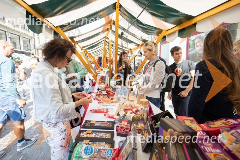 Dobrodelni bazar Mednarodnega združenja žensk - Sila