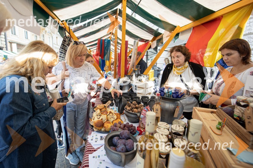 Dobrodelni bazar Mednarodnega združenja žensk - Sila