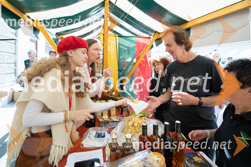 Dobrodelni bazar Mednarodnega združenja žensk - Sila