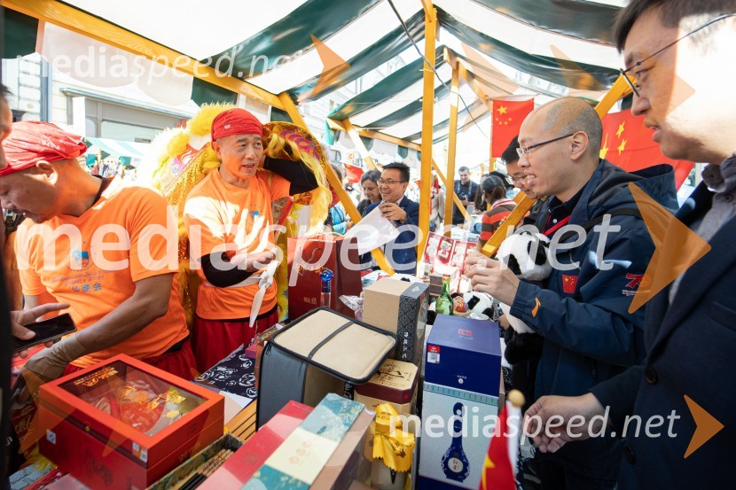 Dobrodelni bazar Mednarodnega združenja žensk - Sila