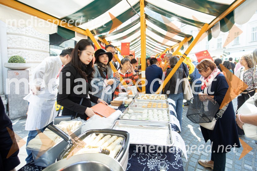 Dobrodelni bazar Mednarodnega združenja žensk - Sila