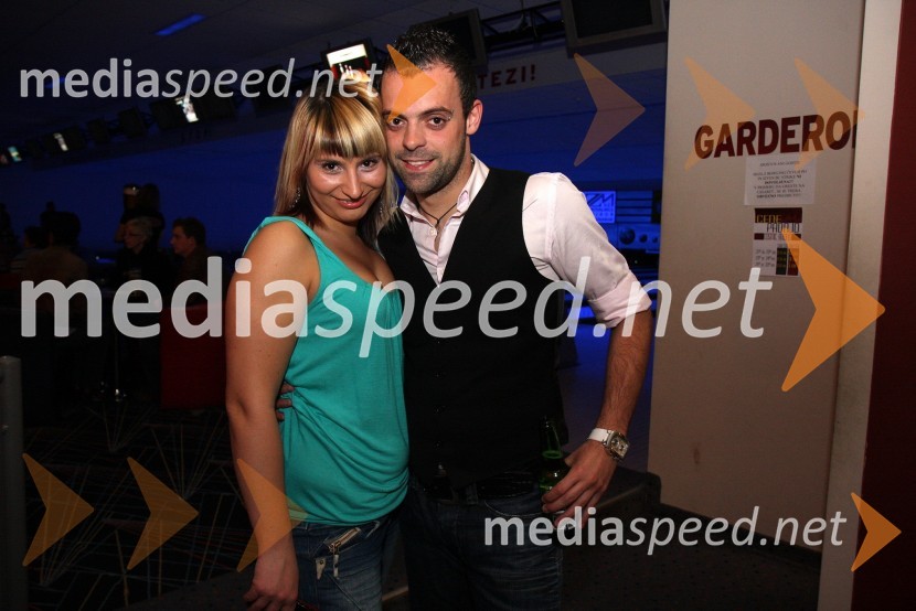 Vlado Muratovič, član skupine Casanova z dekletomTony Cetinski, koncert v Bowling centru Strike