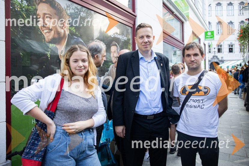 Dobrodelni bazar Mednarodnega združenja žensk - Sila