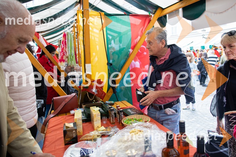 Dobrodelni bazar Mednarodnega združenja žensk - Sila