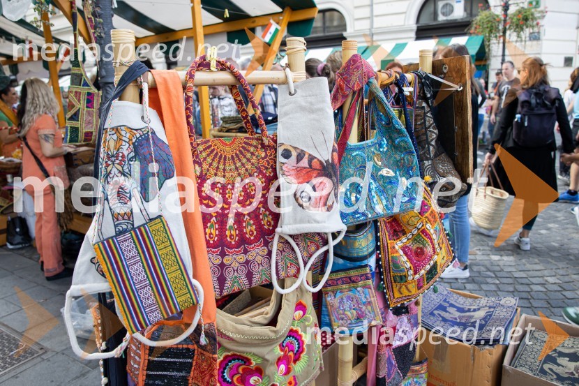 Dobrodelni bazar Mednarodnega združenja žensk - Sila