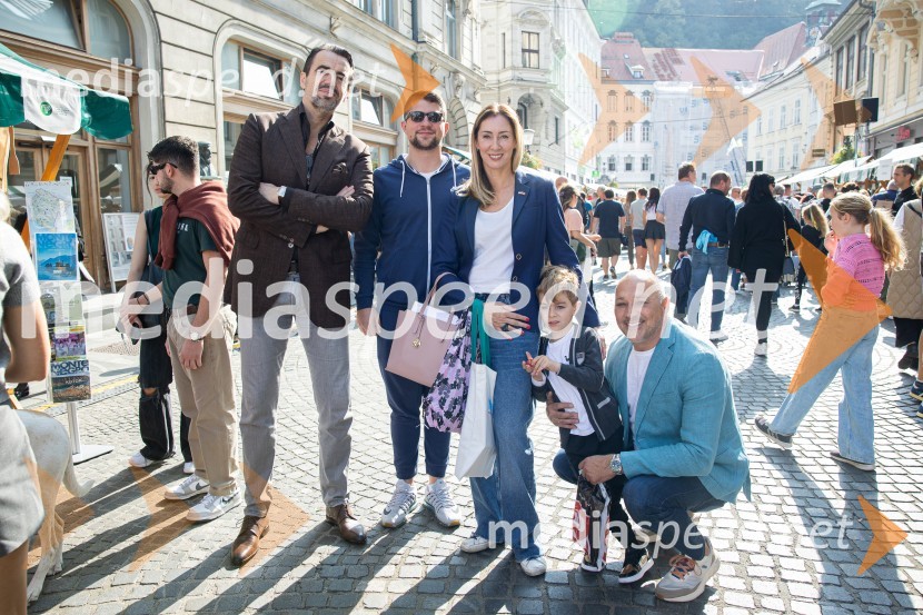 Dobrodelni bazar Mednarodnega združenja žensk - Sila
