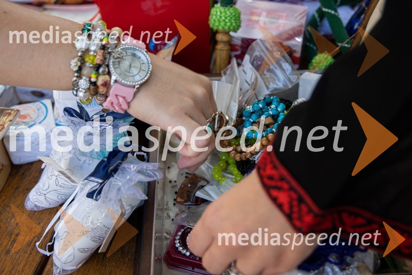 Dobrodelni bazar Mednarodnega združenja žensk - Sila