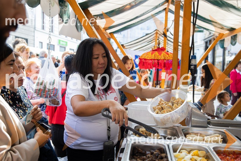 Dobrodelni bazar Mednarodnega združenja žensk - Sila
