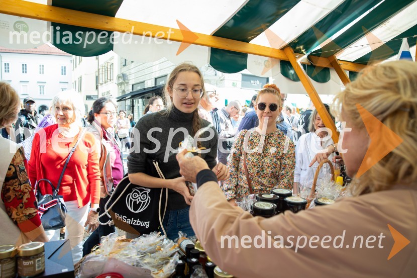 Dobrodelni bazar Mednarodnega združenja žensk - Sila