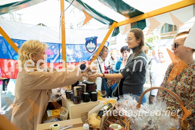 Dobrodelni bazar Mednarodnega združenja žensk - Sila