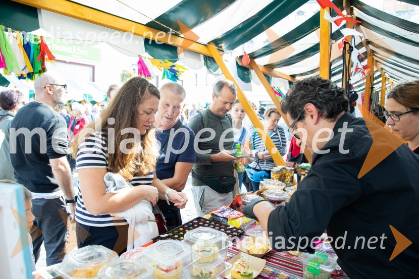 Dobrodelni bazar Mednarodnega združenja žensk - Sila