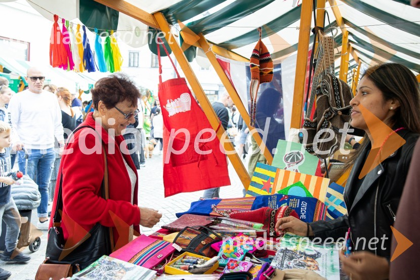 Dobrodelni bazar Mednarodnega združenja žensk - Sila