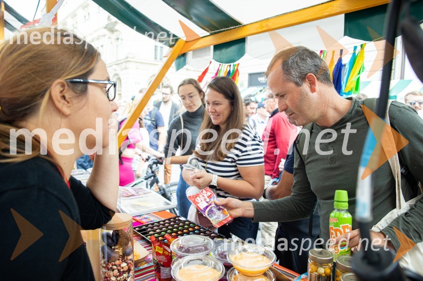 Dobrodelni bazar Mednarodnega združenja žensk - Sila