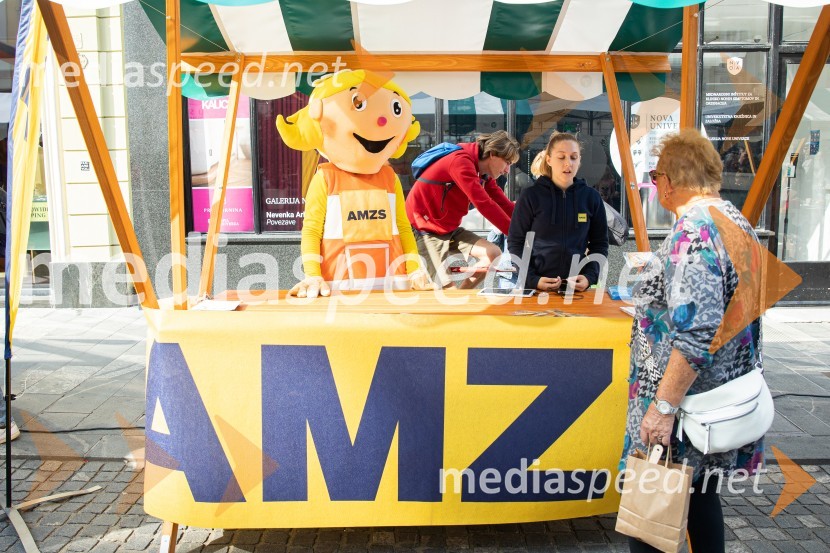 Dobrodelni bazar Mednarodnega združenja žensk - Sila